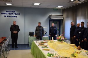 Wielkanocne spotkanie staszowskich policjantów i pracowników cywilnych
