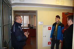 Harcerze odwiedzili staszowskich policjantów
