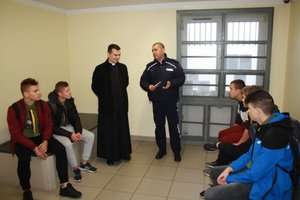 Harcerze odwiedzili staszowskich policjantów