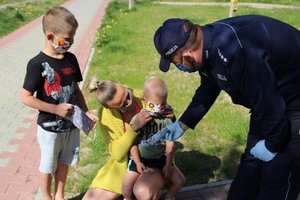 Staszowscy policjanci podzielili się otrzymanymi maseczkami