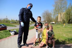 Staszowscy policjanci podzielili się otrzymanymi maseczkami