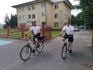 Policyjny patrol rowerowy na ulicach Połańca