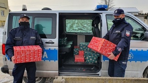 Policjanci ze świątecznymi paczkami
