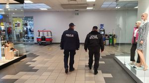 Staszowscy policjanci kontrolują przestrzeganie przepisów sanitarnych