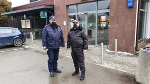 Staszowscy policjanci kontrolują przestrzeganie przepisów sanitarnych