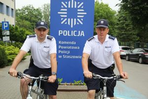 Policyjny patrol rowerowy w terenie