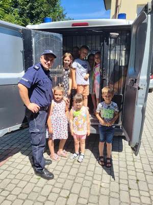 Wizyta dzieci w Komisariacie Policji w Połańcu