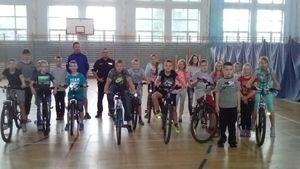 Dzieci z policjantem egzamin na kartę rowerową