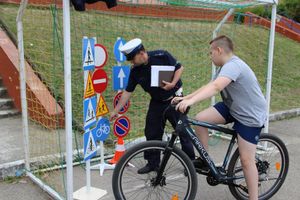 Policjanci na egzaminie z karty rowerowej z dziećmi