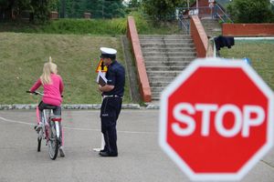 Policjanci na egzaminie z karty rowerowej z dziećmi