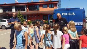 Spotkanie policjantów z dziećmi w oleśnickiej bibliotece
