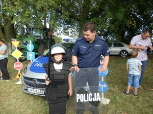 Piknik rodzinny w Rytwianach z udziałem policjantów